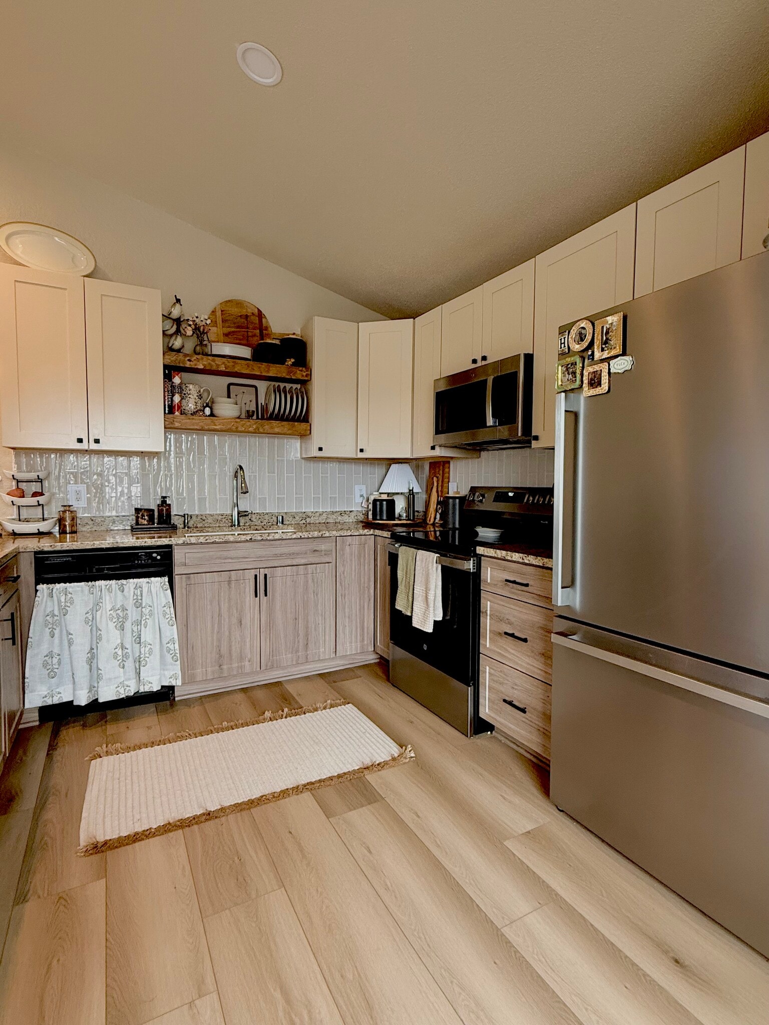 Building Photo - 827 Cheyenne Ave