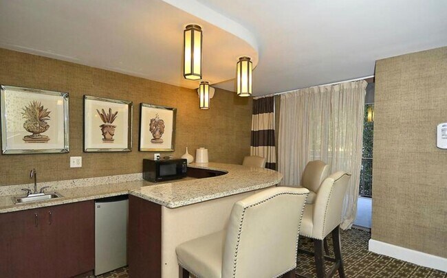 Building Photo - Spacious 2BD/1BA Condo with Glorious Views!