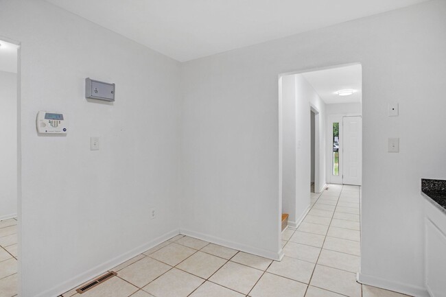 Building Photo - Renovated 4BR/3.5BA Townhome in Stafford –...