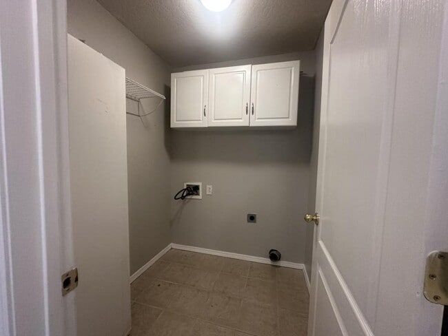 Building Photo - 2412 W Sweetbay Ave