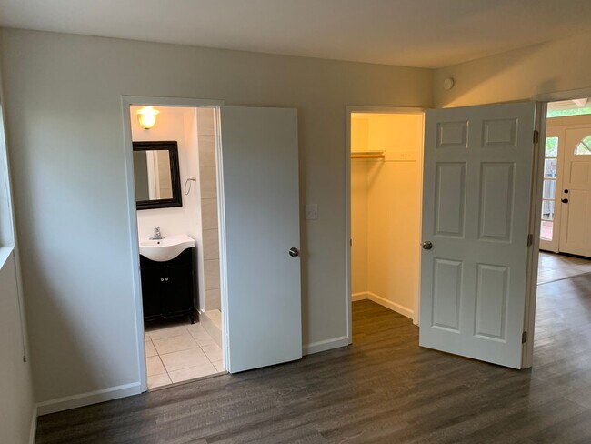 Building Photo - End Unit 2 bedroom, 2 bath Townhouse