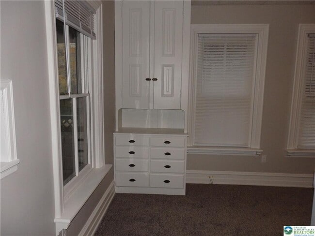 Building Photo - 33 N Hellertown Ave