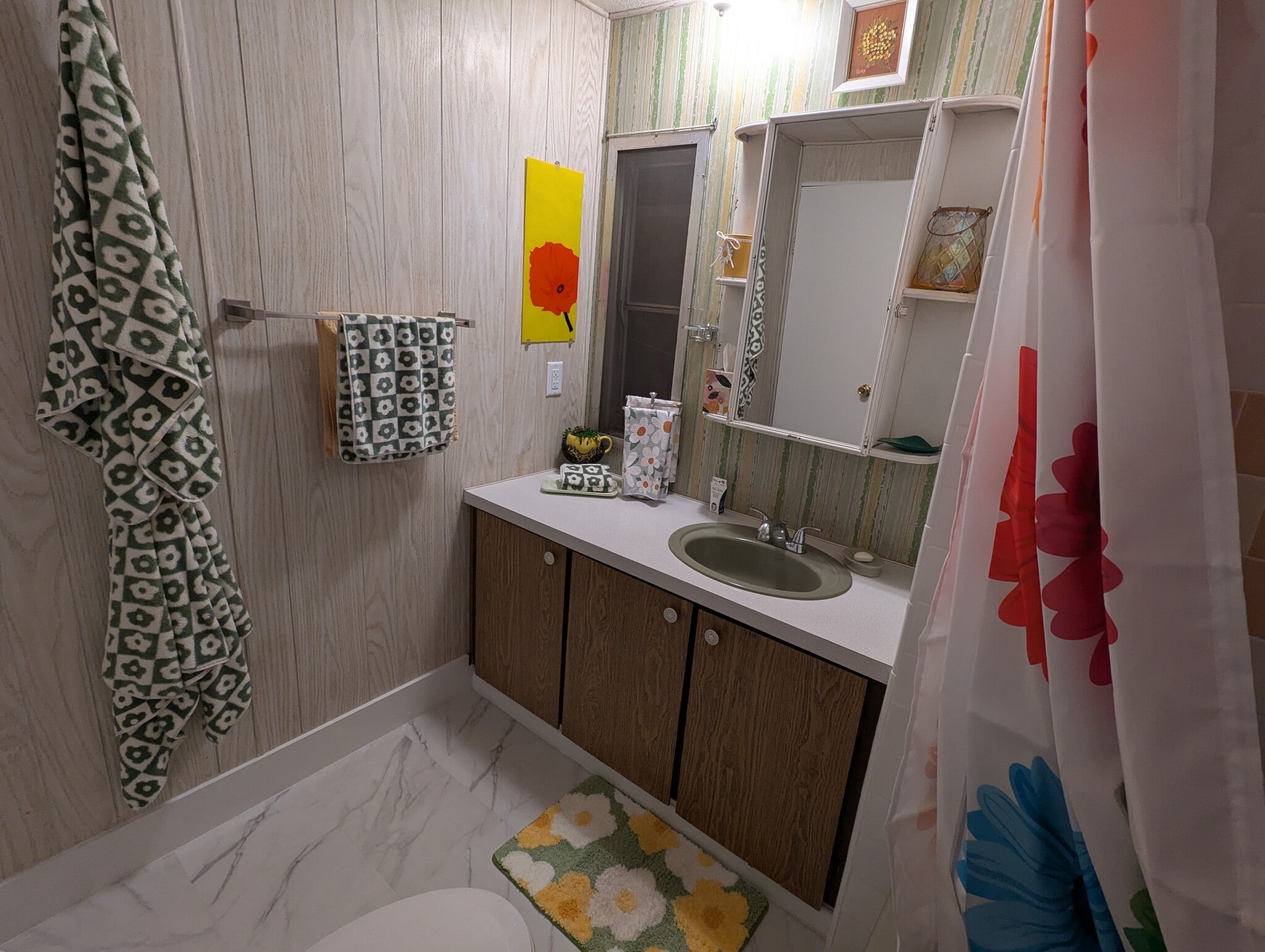 Brand new linens (bath and hand towels, wash cloths, and floor mat) - 1334 Boucher St