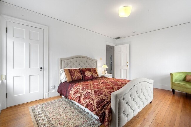 Building Photo - 487 Ward St