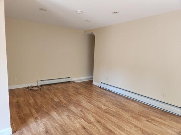 Building Photo - 291 Main St