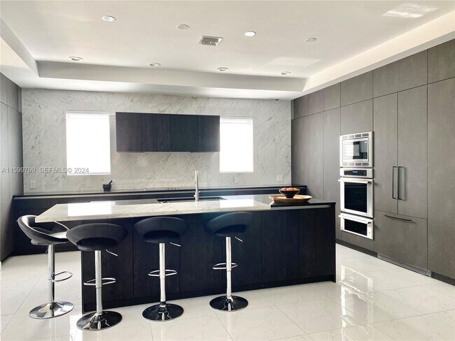 Building Photo - 513 Palm Dr