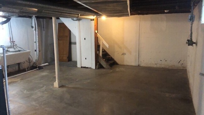 Building Photo - 3861 Far Hills Ave