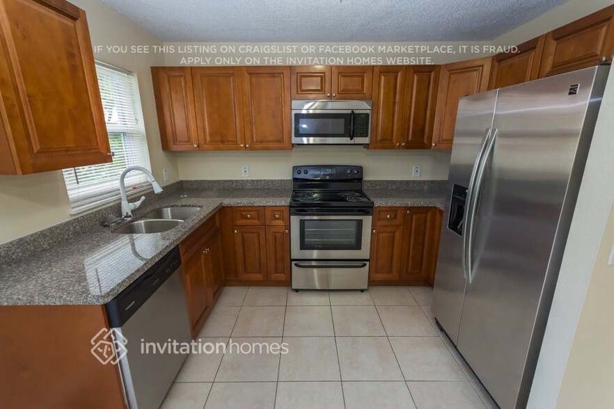 Building Photo - 1055 SW 4th Ave