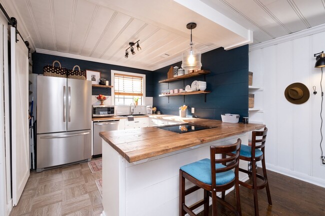 Building Photo - Updated 3-Bedroom Home with Fully Equipped Kitchen & Washer/Dryer in Great Neighborhood!