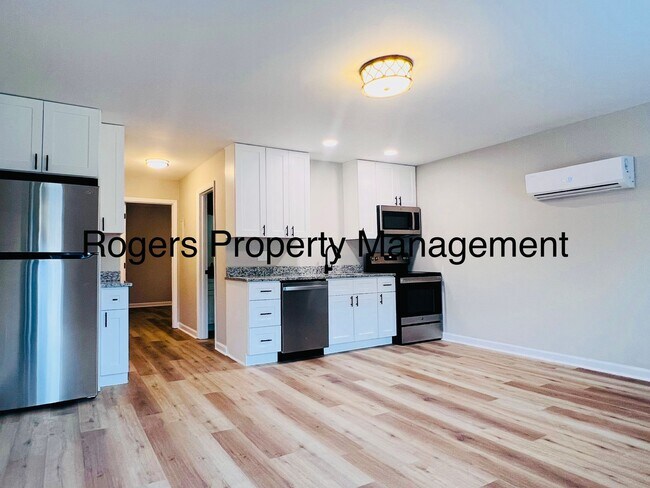 Building Photo - Renovated Apartment - Comfy and Convenient