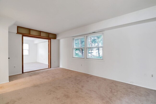 Building Photo - Fantastic 4 Bed 2.5 Bath Colonial Home Sou...