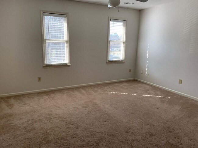 Building Photo - 2 BEDROOM CHARMER-PRIVATE PATIO- 2 brm  2.5 bath-Front Door Parking-On-site Pool-Outside storage-...