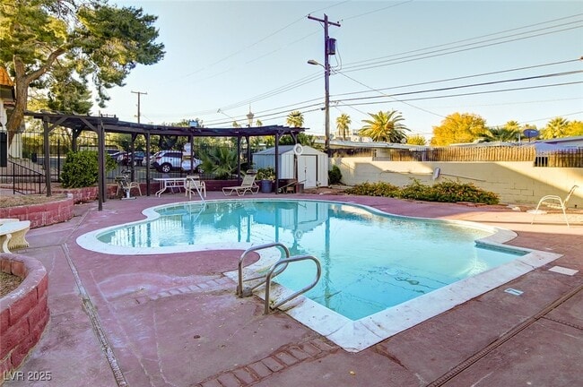 Building Photo - 1440 E Vegas Valley Dr