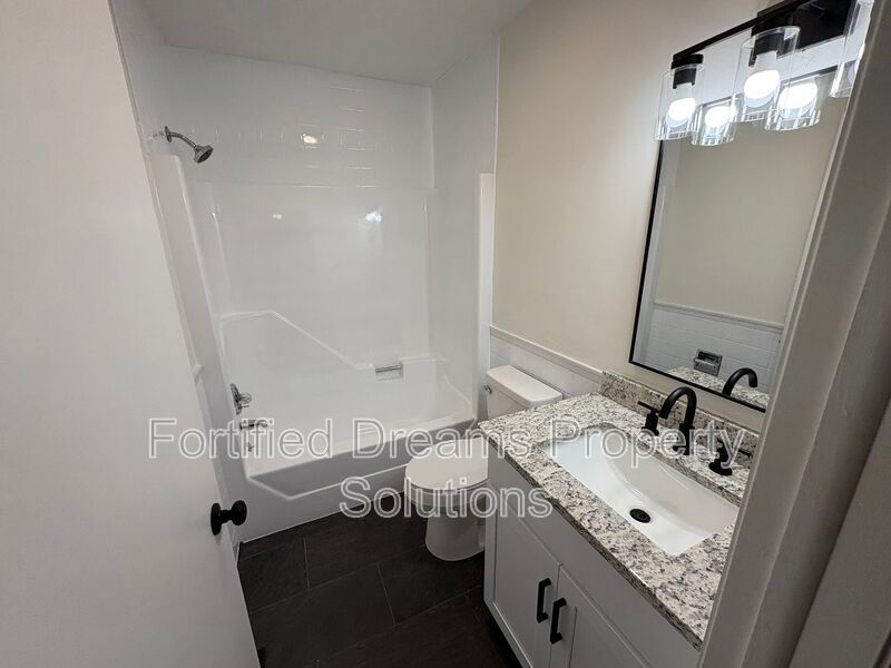 Building Photo - 5265 Country Club Rd