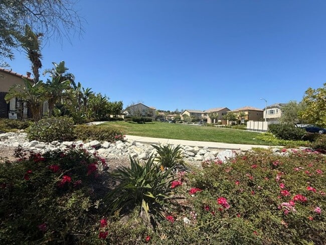 Building Photo - Model Home in desirable Moorpark Highlands!