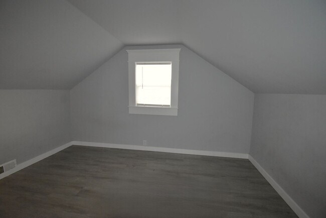 Building Photo - Move in special!  $1,500 off 1st months rent!