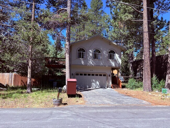 Building Photo - Mountain cabin with garage and fenced backyard