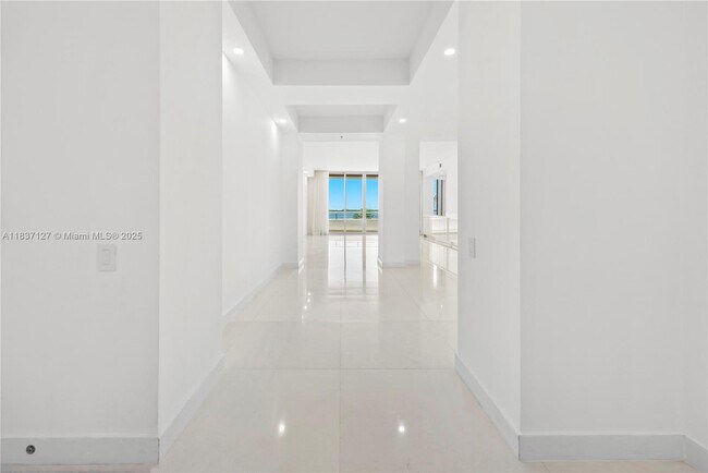 Building Photo - 808 Brickell Key Dr