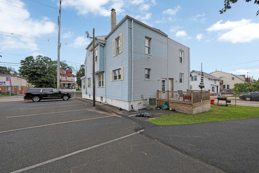 Building Photo - 3403 River Rd