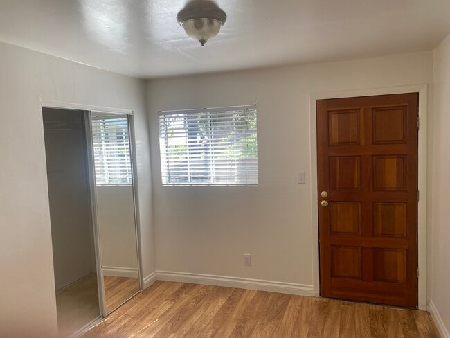 Room 1 - 516 El Monte St