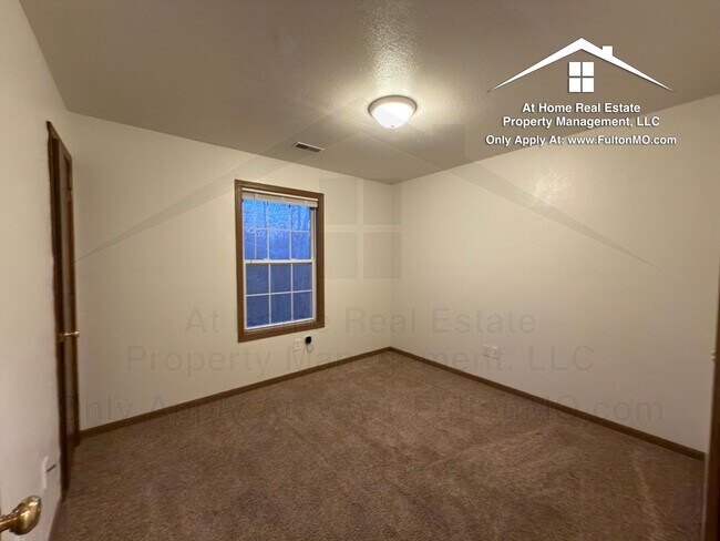 Building Photo - Sabre Circle 497–499 Duplex