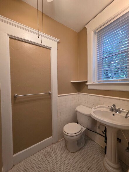 Building Photo - 600 W Olney Rd