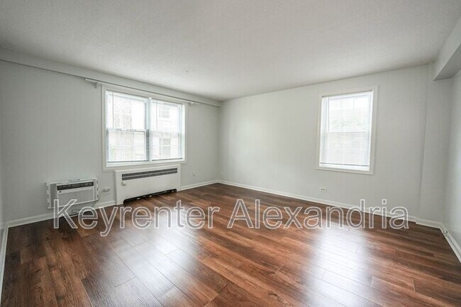 Building Photo - 206 N George Mason Dr