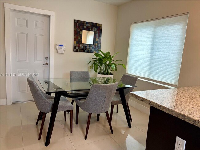 Building Photo - 1435 SW 16th St