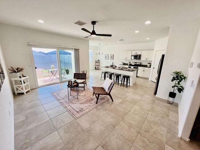 Building Photo - 1131 W Chimes Tower Dr