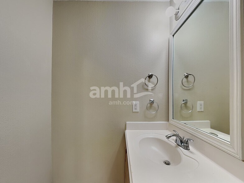 Building Photo - 20927 Banyan Crest Ln