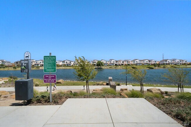 Building Photo - 2430 Shore Vis