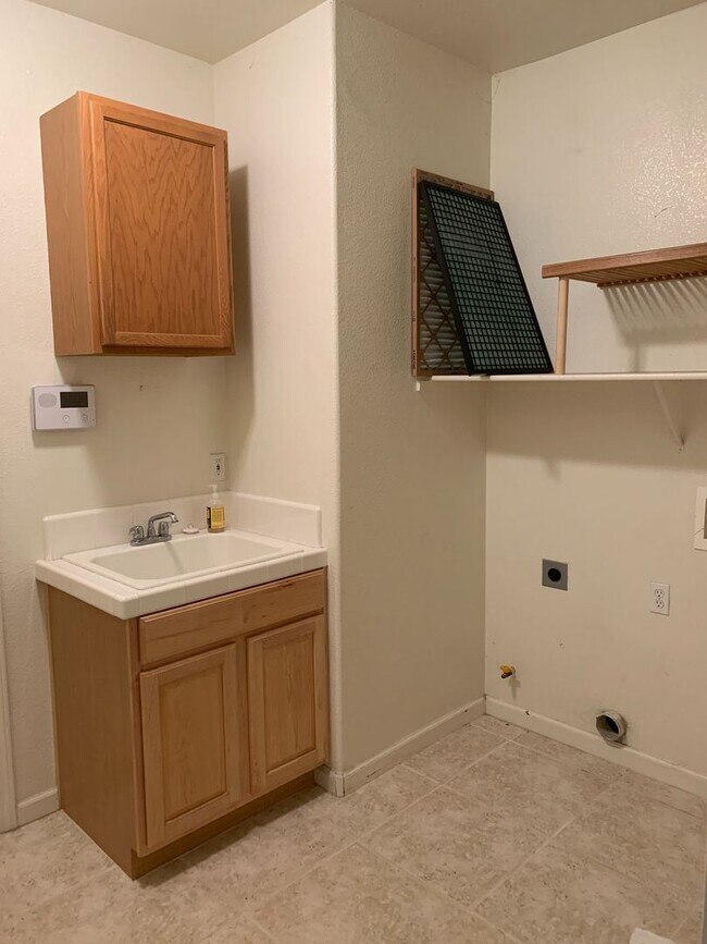 Building Photo - 3 br, 2.5 bath House - 560 Woodlake Drive