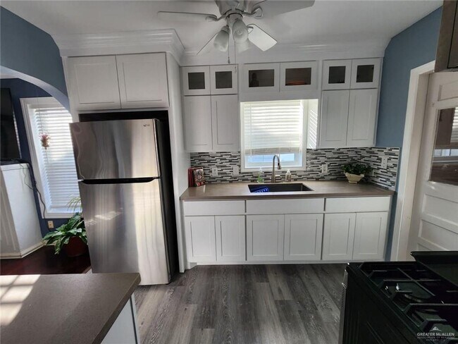 Building Photo - 22 Laurel Ave