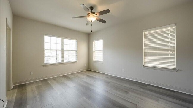 Building Photo - 2745 Troutt Dr