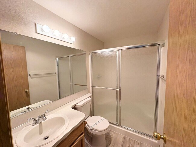 Building Photo - Spacious 3 bed 2.5 Bath Townhome in Cascad...