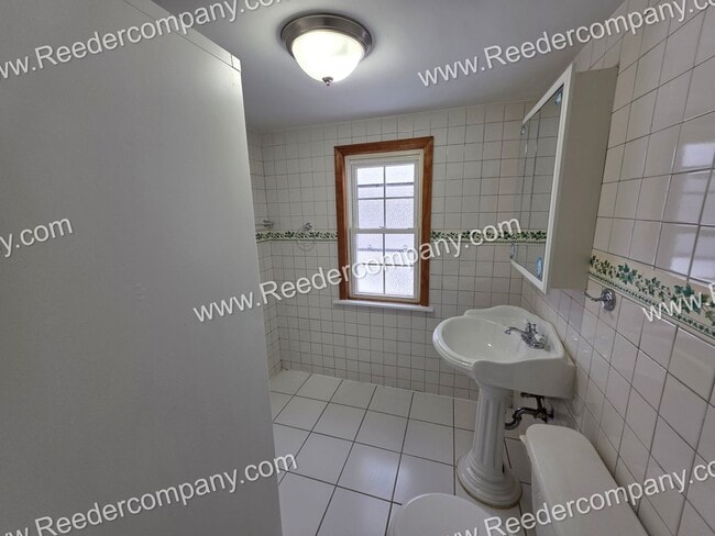 Building Photo - Large 4 bedroom 2 bathroom house