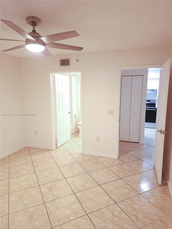 Building Photo - 2433 Centergate Dr
