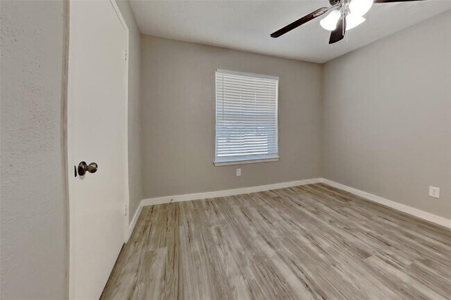 Building Photo - 10207 Horseshoe Bend Dr