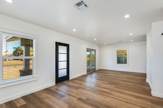 Building Photo - 1329