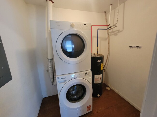 Building Photo - 3 Bedroom 2 Bath Ground Level Apartment