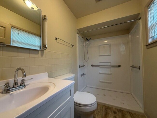 Building Photo - 22 - 22 1/2  Willis Ave