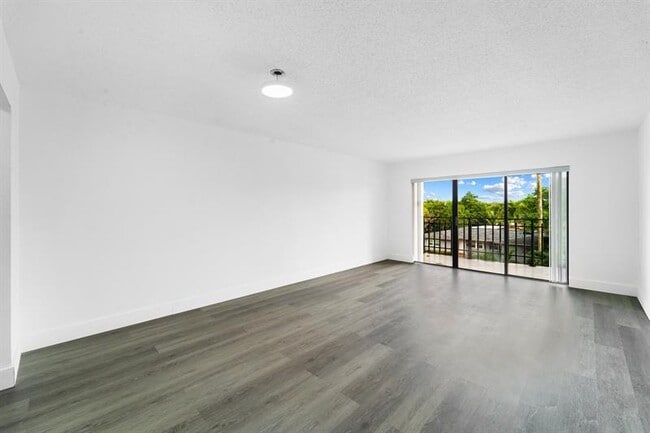 Building Photo - 650 NE 149th St