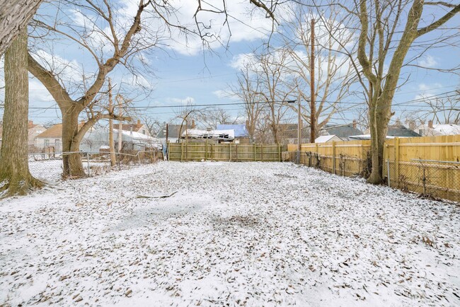 Building Photo - Renovated 3 bedroom bungalow $1250/month