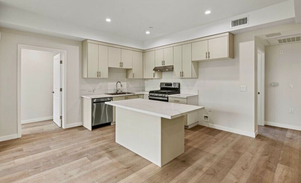 Building Photo - 423 Oak St