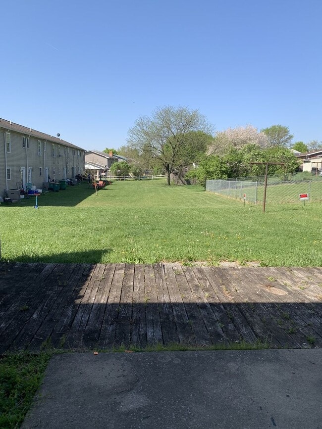 Building Photo - Newly renovated, affordable, 3 bed/1 bath end unit townhouse