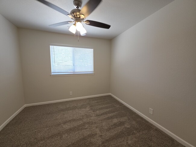 Building Photo - 3179 Sunglow Dr