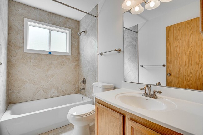Building Photo - 4 Bedroom 2.5 Baths+ Bonus Home Office/ Woodinville $3850 per Month