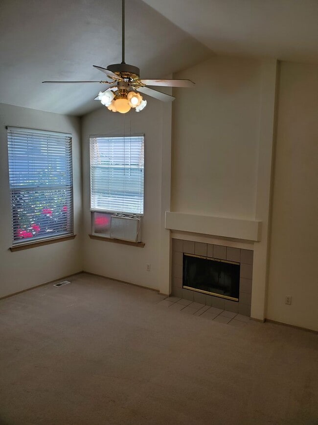 Building Photo - Great 3 bedroom home available now!