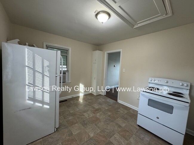 Building Photo - Raleigh Court Three Bedroom with Garage