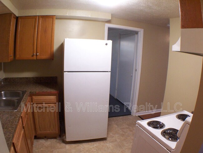 Building Photo - 2134 Danson St